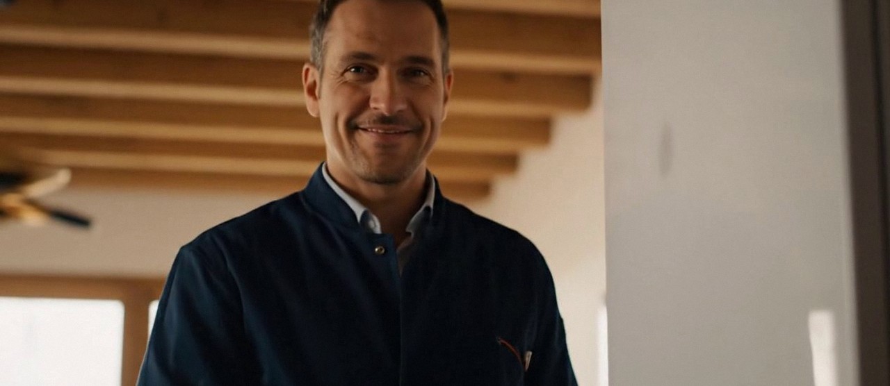 Tecnico sorridente in una casa dopo un intervento, Verona e provincia, durante l'installazione di una caldaia Arca a Borgo Milano