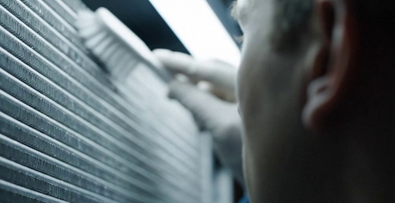 Tecnico che pulisce lo scambiatore di calore della caldaia, durante la manutenzione di una caldaia Arca a Borgo Trento