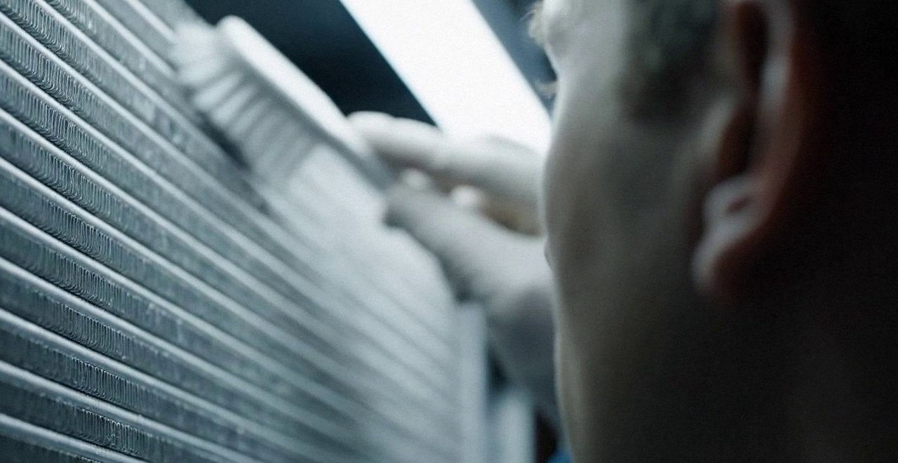 Tecnico che pulisce lo scambiatore di calore della caldaia, Verona e provincia, durante un pronto intervento di una caldaia Arca a Lazise
