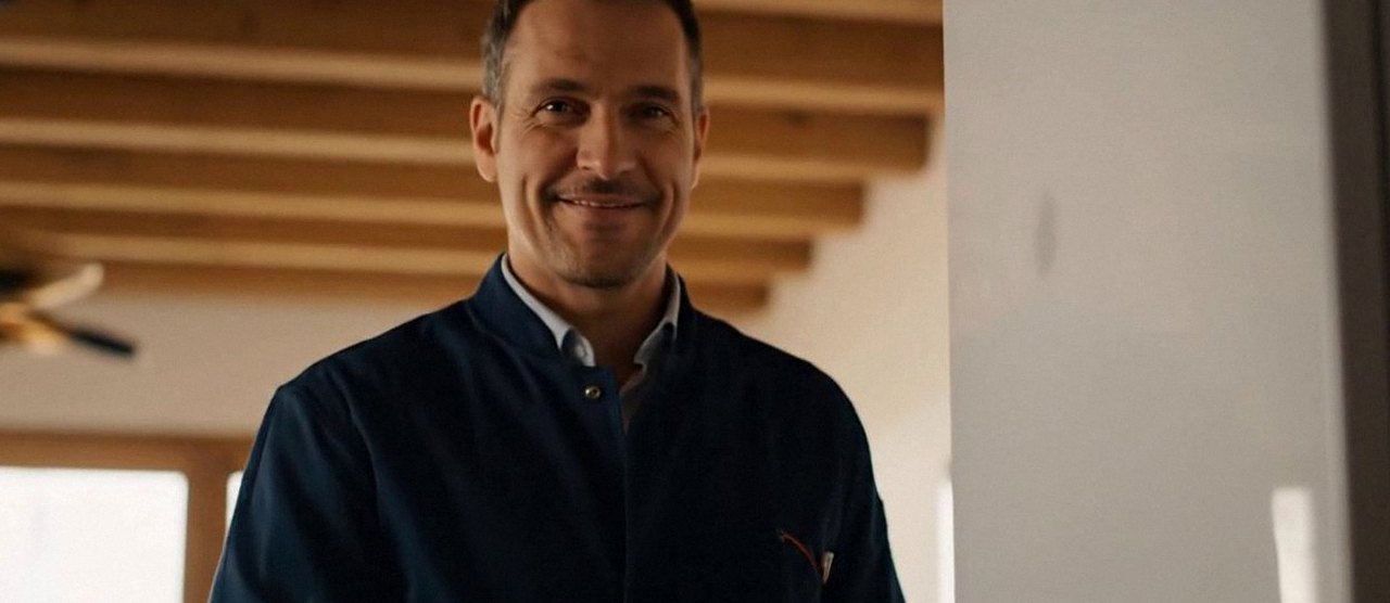 Lavaggio chimico impianto di riscaldamento a Torri del Benaco Tecnico sorridente in una casa dopo un intervento, durante il lavaggio chimico dell'impianto di una caldaia Argo a Torri del Benaco