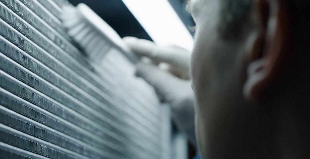 Tecnico che pulisce lo scambiatore di calore della caldaia, Verona e provincia, durante un pronto intervento di una caldaia Argo a Garda