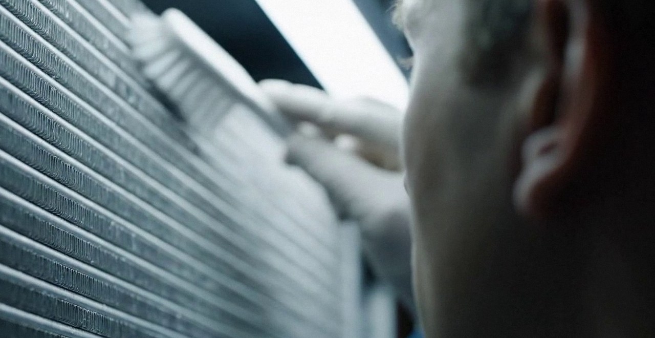 Tecnico che pulisce lo scambiatore di calore della caldaia, Verona e provincia, durante un pronto intervento di una caldaia Argo a Nogara