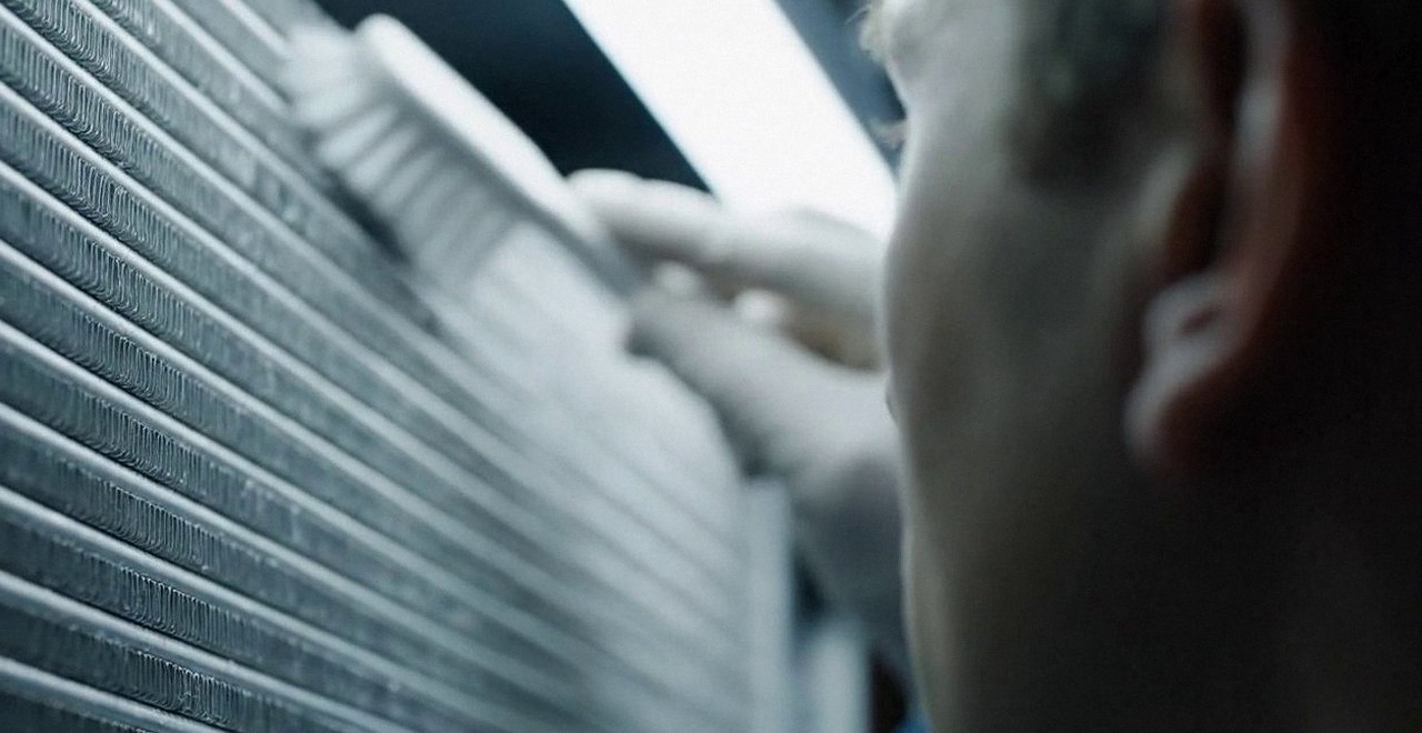 Tecnico che pulisce lo scambiatore di calore della caldaia, Verona e provincia, durante un pronto intervento di una caldaia Argo a Peschiera del Garda