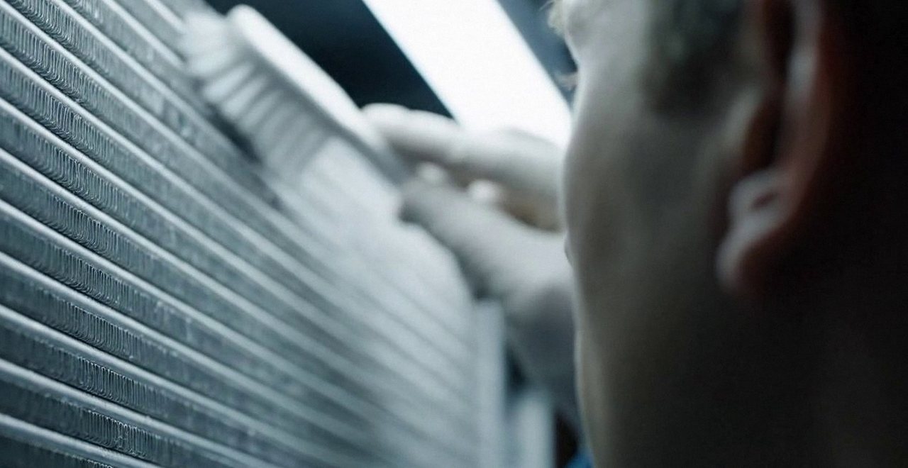 Tecnico che pulisce lo scambiatore di calore della caldaia, Verona e provincia, durante un pronto intervento di una caldaia Argo a San Pietro in Cariano