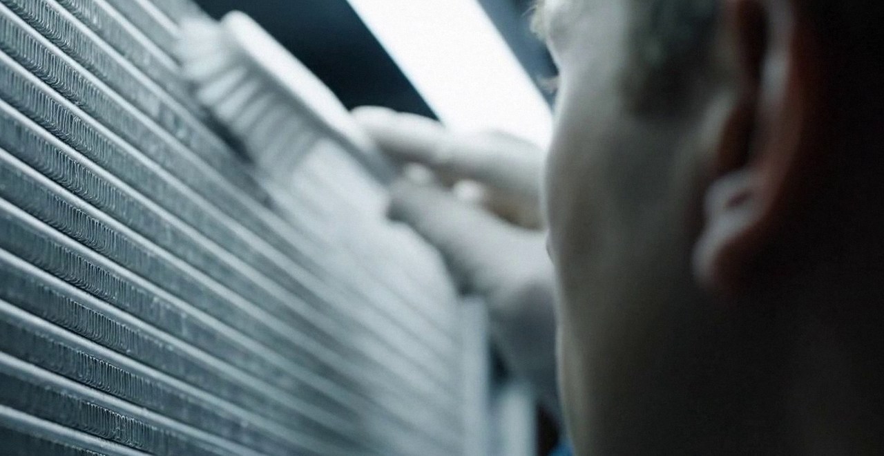 Tecnico che pulisce lo scambiatore di calore della caldaia, Verona e provincia, durante un pronto intervento di una caldaia Argo a Sommacampagna