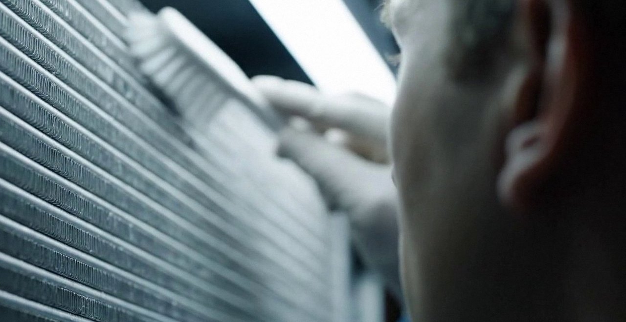 Tecnico che pulisce lo scambiatore di calore della caldaia, Verona e provincia, durante un pronto intervento di una caldaia Argo a Zevio