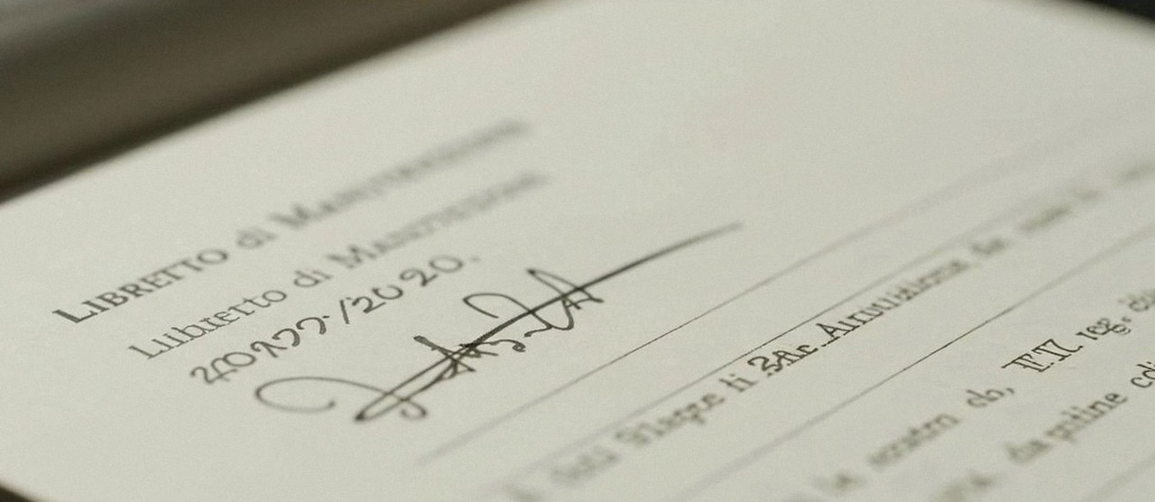 Firma sul libretto dell'impianto dopo l'intervento, per la dichiarazione di conformità di una caldaia Ariston a Bardolino