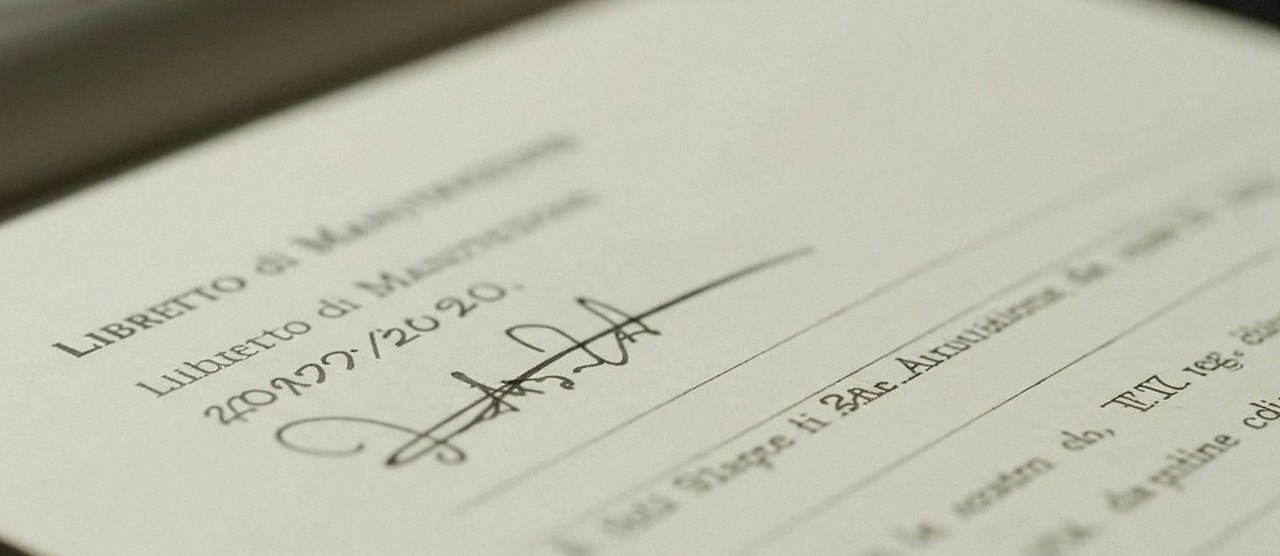 Firma sul libretto dell'impianto dopo l'intervento, per la dichiarazione di conformità di una caldaia Ariston a Bovolone