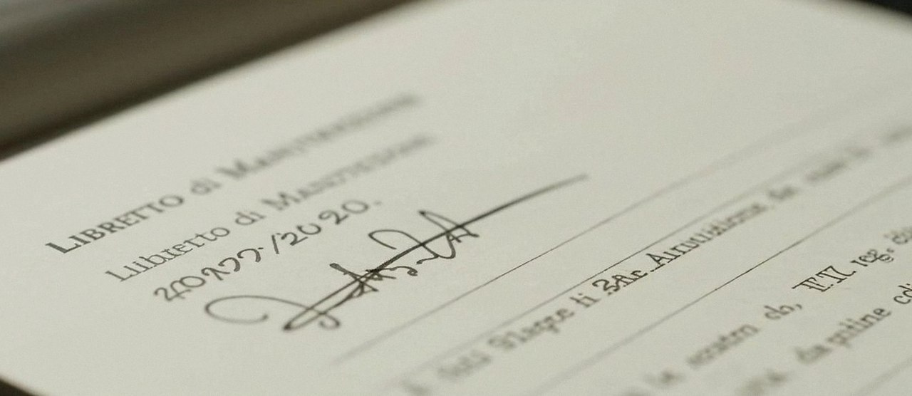 Firma sul libretto dell'impianto dopo l'intervento, per la dichiarazione di conformità di una caldaia Ariston a Caldiero