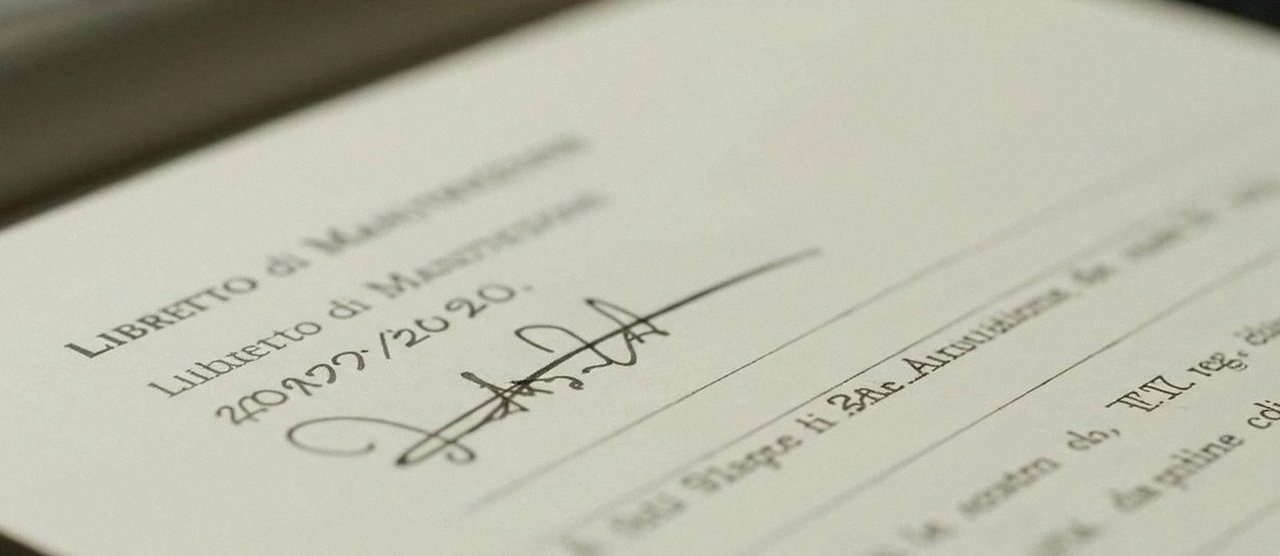 Firma sul libretto dell'impianto dopo l'intervento, per la dichiarazione di conformità di una caldaia Ariston a Cerea