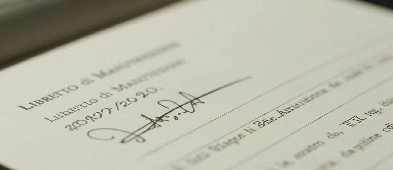 Firma sul libretto dell'impianto dopo l'intervento, per la dichiarazione di conformità di una caldaia Ariston a Garda