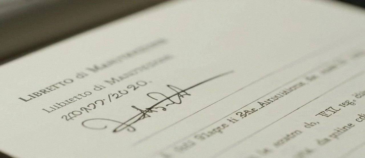 Firma sul libretto dell'impianto dopo l'intervento, per la dichiarazione di conformità di una caldaia Ariston a Grezzana