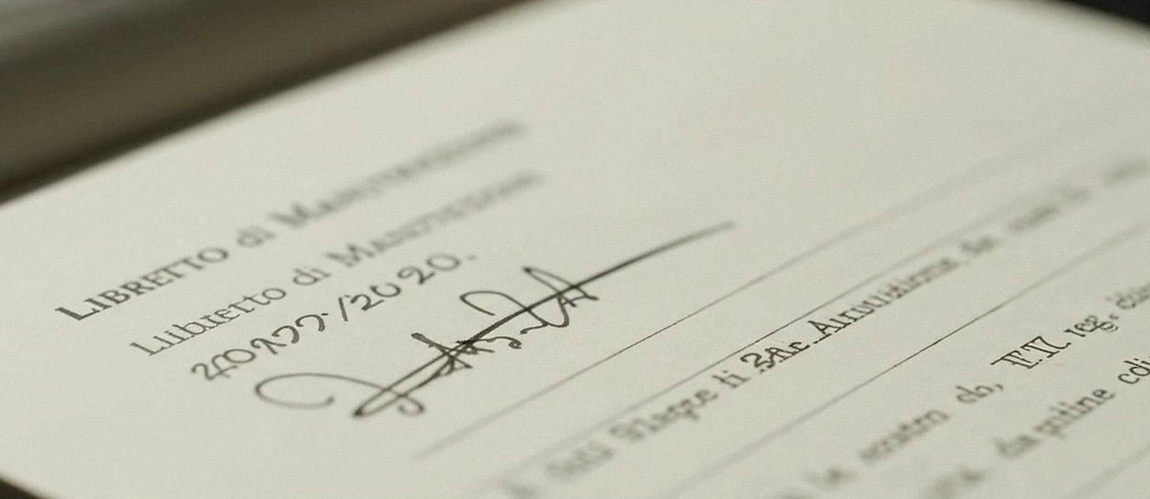 Firma sul libretto dell'impianto dopo l'intervento, per la dichiarazione di conformità di una caldaia Ariston a Isola della Scala