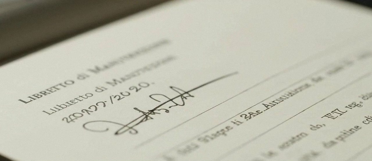 Firma sul libretto dell'impianto dopo l'intervento, per la dichiarazione di conformità di una caldaia Ariston a Lazise
