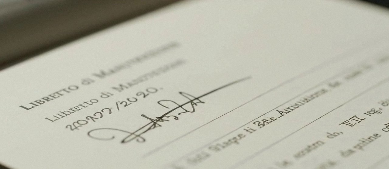 Firma sul libretto dell'impianto dopo l'intervento, per la dichiarazione di conformità di una caldaia Ariston a Malcesine