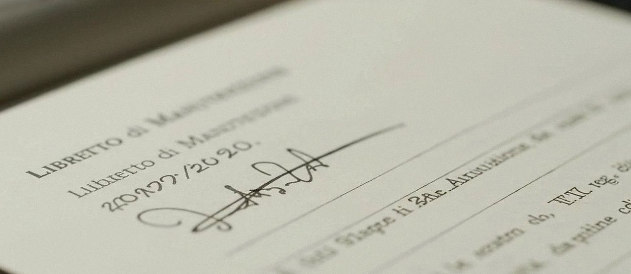 Firma sul libretto dell'impianto dopo l'intervento, per la dichiarazione di conformità di una caldaia Ariston a Negrar di Valpolicella