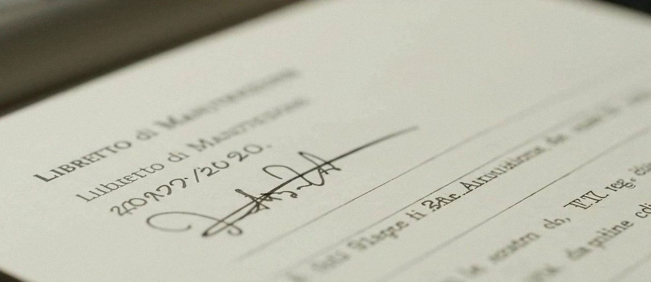 Firma sul libretto dell'impianto dopo l'intervento, per la dichiarazione di conformità di una caldaia Ariston a Nogara