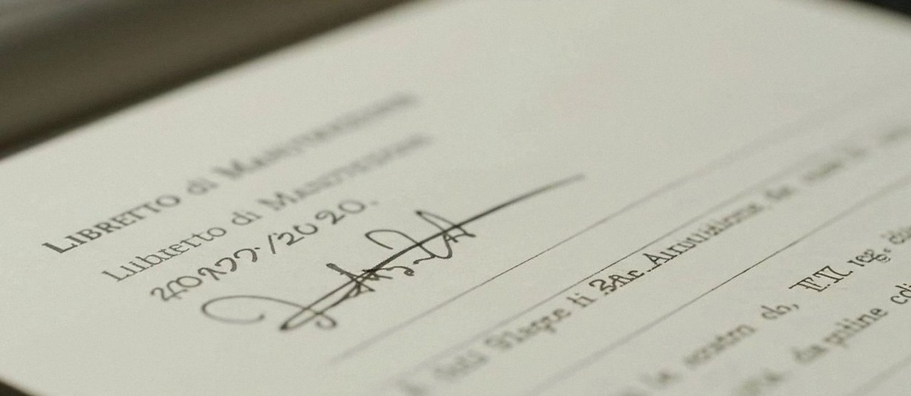 Firma sul libretto dell'impianto dopo l'intervento, per la dichiarazione di conformità di una caldaia Ariston a Peschiera del Garda