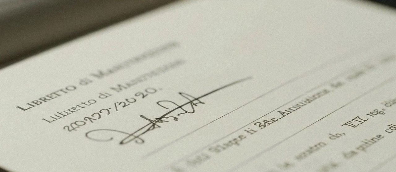 Firma sul libretto dell'impianto dopo l'intervento, per la dichiarazione di conformità di una caldaia Ariston a Sant’Ambrogio di Valpolicella