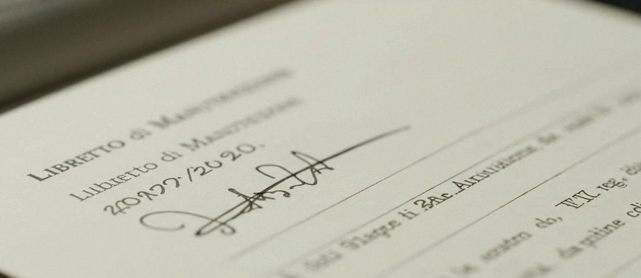 Firma sul libretto dell'impianto dopo l'intervento, per la dichiarazione di conformità di una caldaia Ariston a Zevio