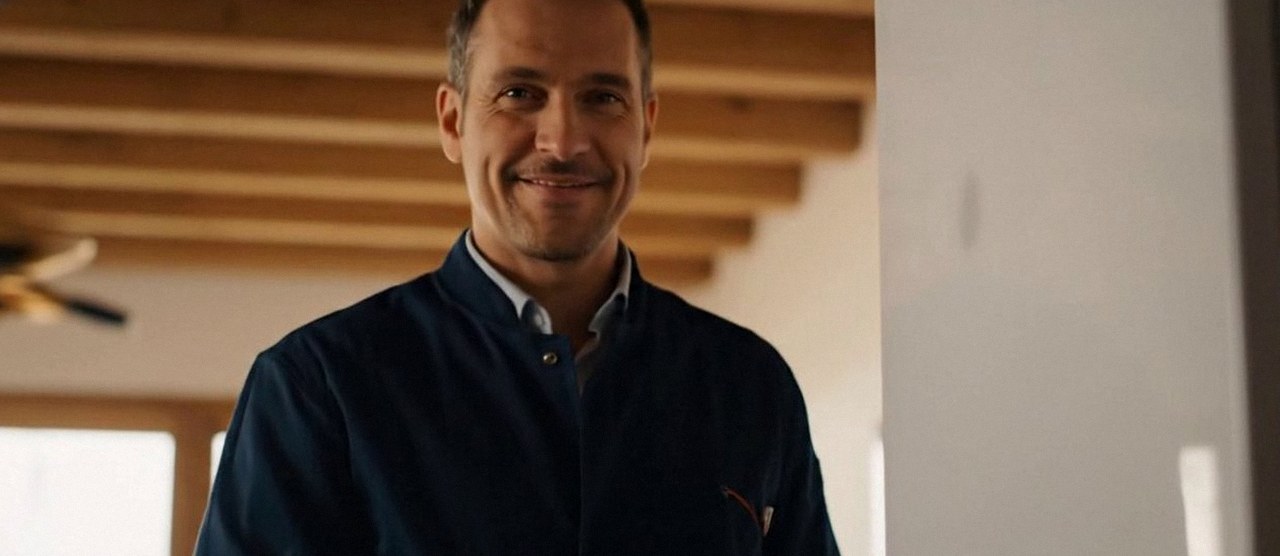 Tecnico sorridente in una casa dopo un intervento, durante il lavaggio chimico dell'impianto di una caldaia Ariston a San Pietro in Cariano