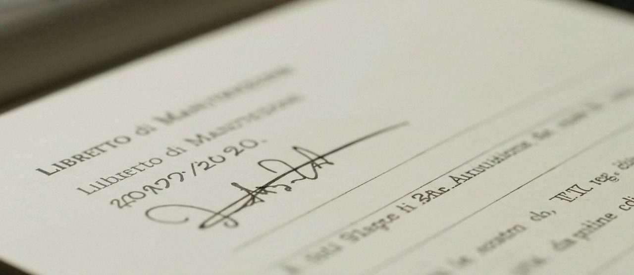 Firma sul libretto dell'impianto dopo l'intervento, durante la manutenzione di una caldaia Ariston a Cerea