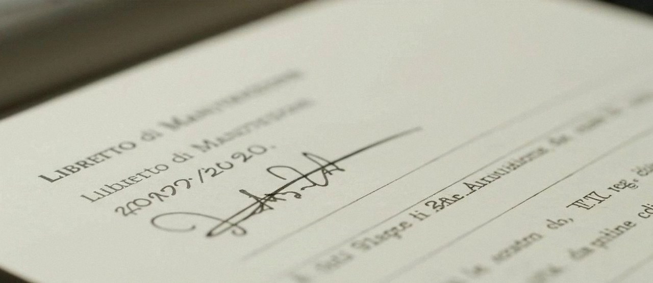 Firma sul libretto dell'impianto dopo l'intervento, durante la manutenzione di una caldaia Ariston a Garda