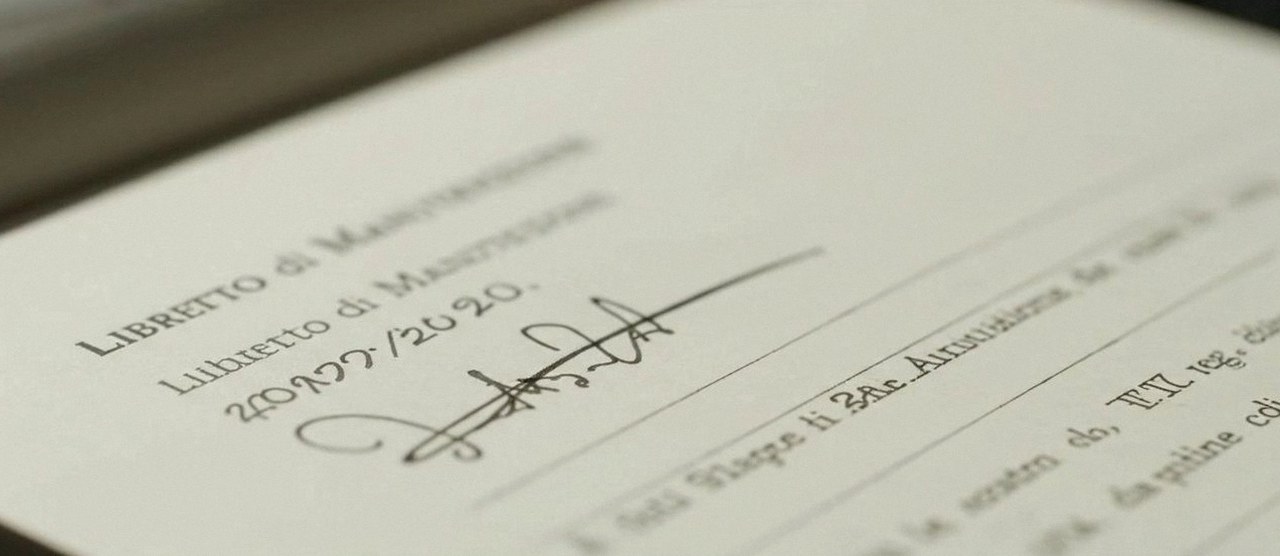 Firma sul libretto dell'impianto dopo l'intervento, durante la manutenzione di una caldaia Ariston a Lazise