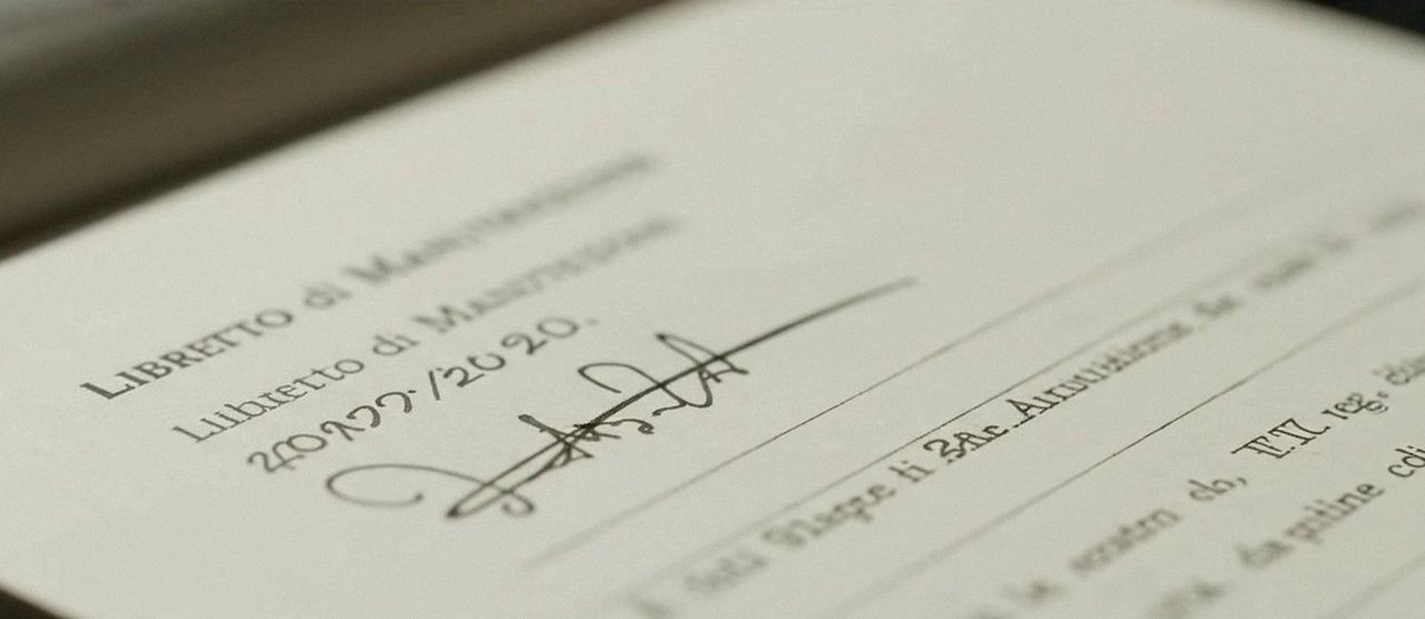 Firma sul libretto dell'impianto dopo l'intervento, durante la manutenzione di una caldaia Ariston a Peschiera del Garda