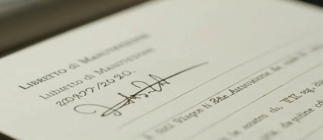 Firma sul libretto dell'impianto dopo l'intervento, durante la manutenzione di una caldaia Ariston a San Martino Buon Albergo
