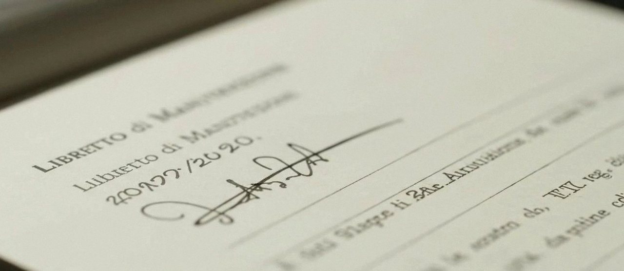 Firma sul libretto dell'impianto dopo l'intervento, durante la manutenzione di una caldaia Ariston a San Pietro in Cariano