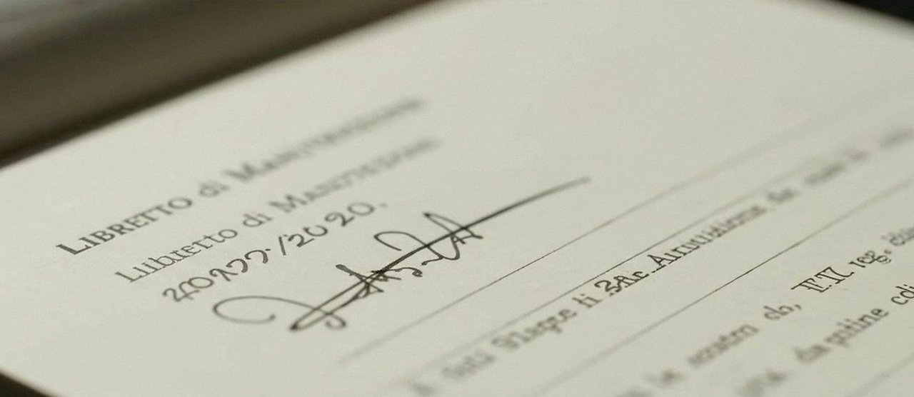 Firma sul libretto dell'impianto dopo l'intervento, durante la manutenzione di una caldaia Ariston a Sant’Ambrogio di Valpolicella