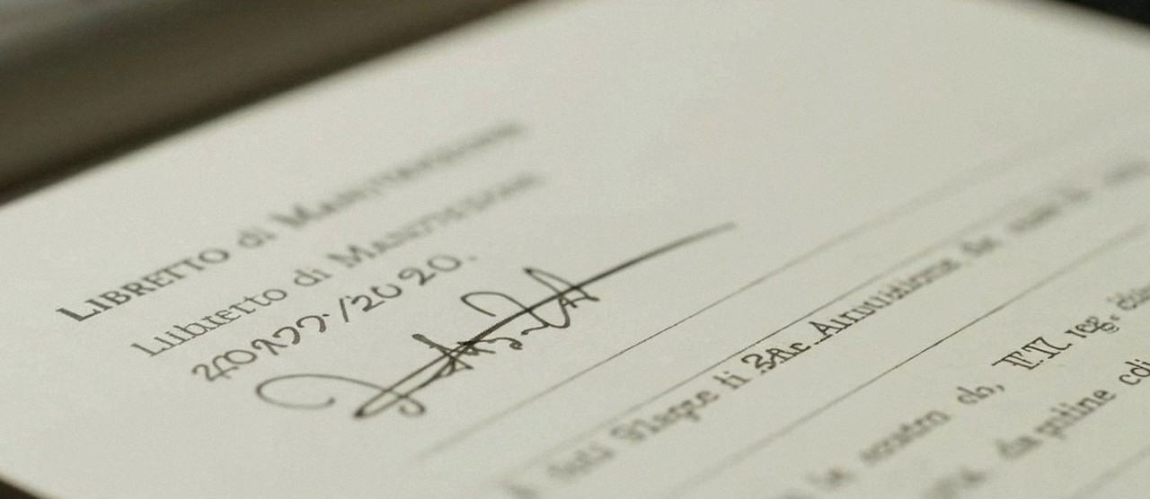 Firma sul libretto dell'impianto dopo l'intervento, durante la manutenzione di una caldaia Ariston a Torri del Benaco