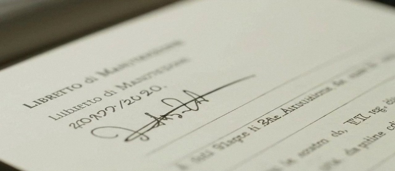 Firma sul libretto dell'impianto dopo l'intervento, durante la manutenzione di una caldaia Ariston a Zevio