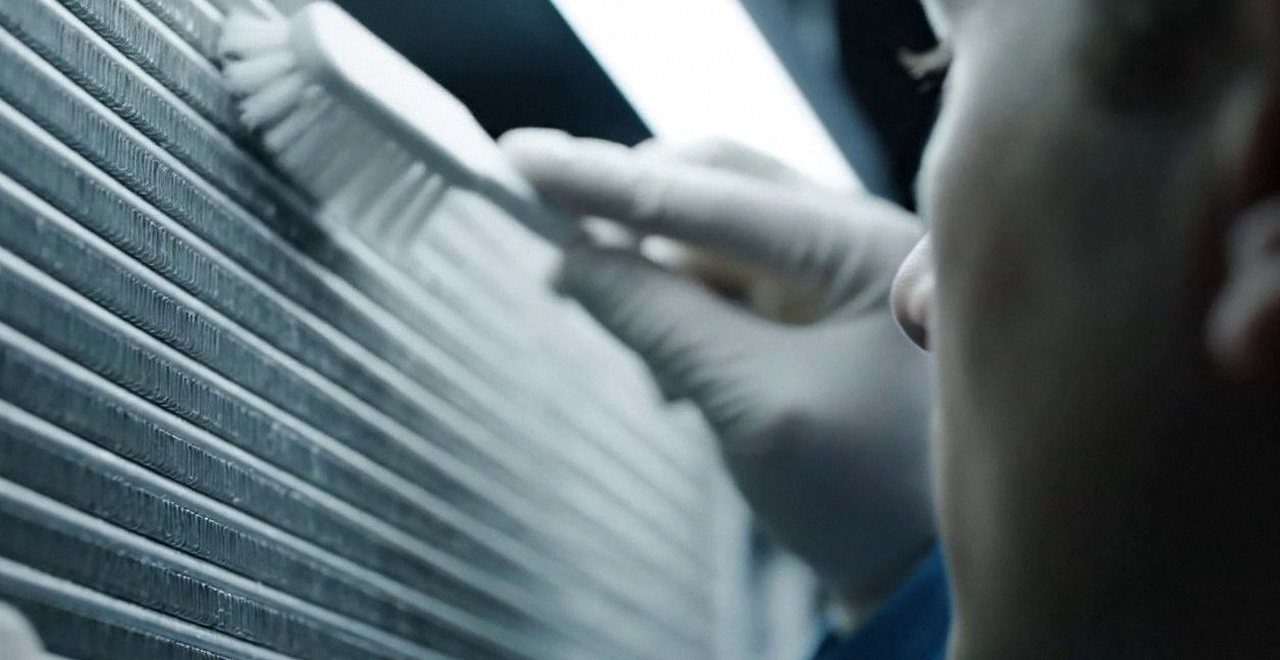 Tecnico che pulisce lo scambiatore di calore della caldaia, Verona e provincia, durante un pronto intervento di una caldaia Ariston a Castelnuovo del Garda