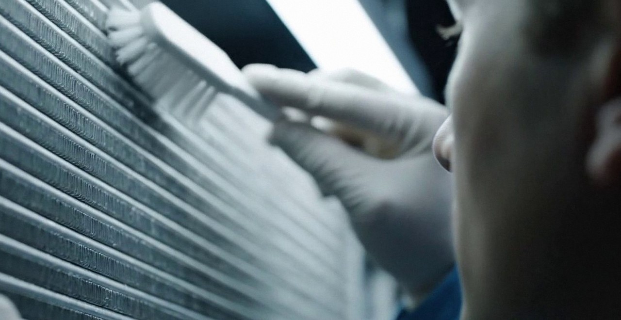 Tecnico che pulisce lo scambiatore di calore della caldaia, Verona e provincia, durante un pronto intervento di una caldaia Ariston a Lazise