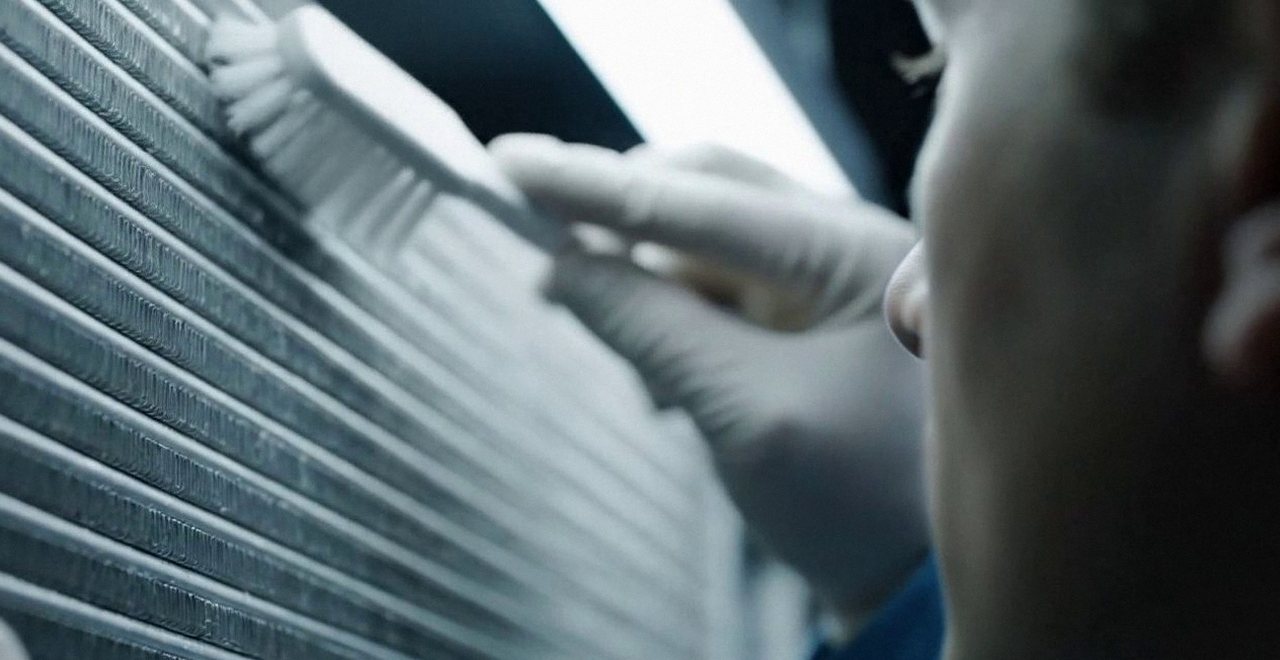 Tecnico che pulisce lo scambiatore di calore della caldaia, Verona e provincia, durante un pronto intervento di una caldaia Ariston a Nogara