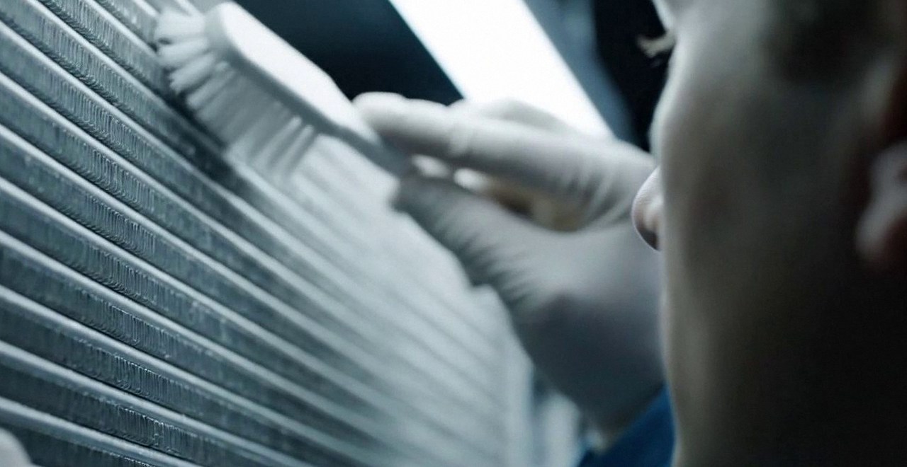 Tecnico che pulisce lo scambiatore di calore della caldaia, Verona e provincia, durante un pronto intervento di una caldaia Ariston a Peschiera del Garda