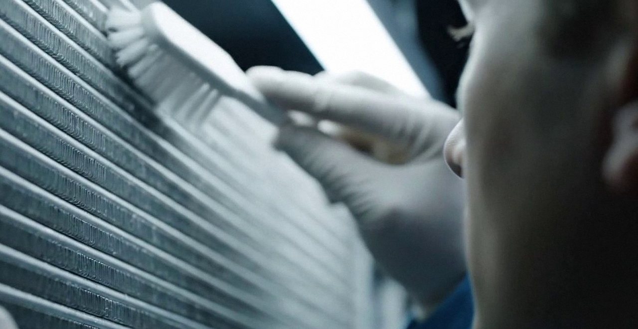 Tecnico che pulisce lo scambiatore di calore della caldaia, Verona e provincia, durante un pronto intervento di una caldaia Ariston a San Martino Buon Albergo