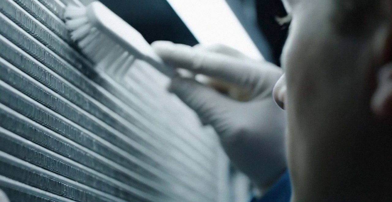 Tecnico che pulisce lo scambiatore di calore della caldaia, Verona e provincia, durante un pronto intervento di una caldaia Ariston a Sant’Ambrogio di Valpolicella