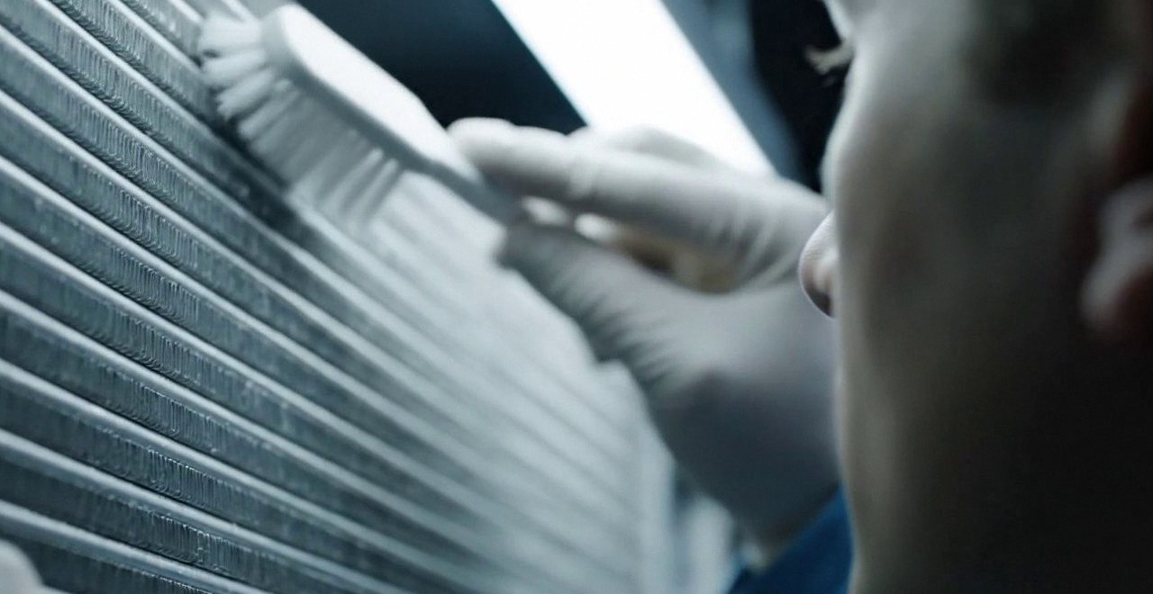 Pronto intervento caldaia Ariston a Sona Tecnico che pulisce lo scambiatore di calore della caldaia, Verona e provincia, durante un pronto intervento di una caldaia Ariston a Sona
