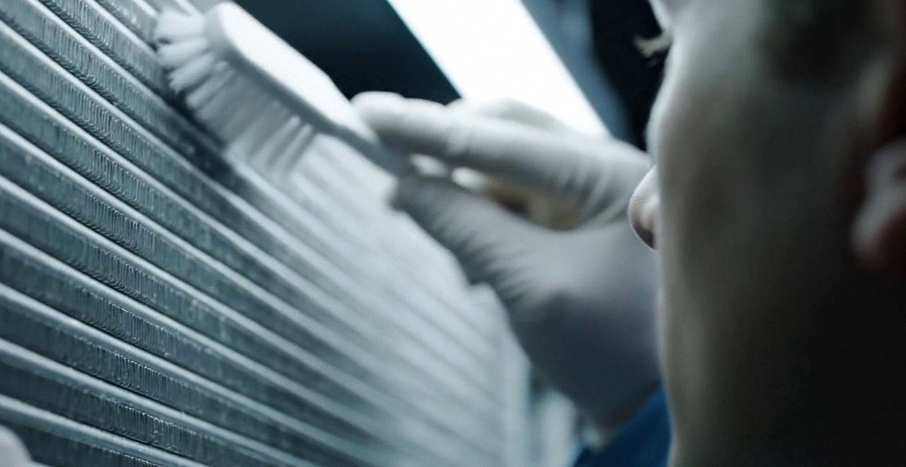 Tecnico che pulisce lo scambiatore di calore della caldaia, Verona e provincia, durante un pronto intervento di una caldaia Ariston a Valeggio sul Mincio