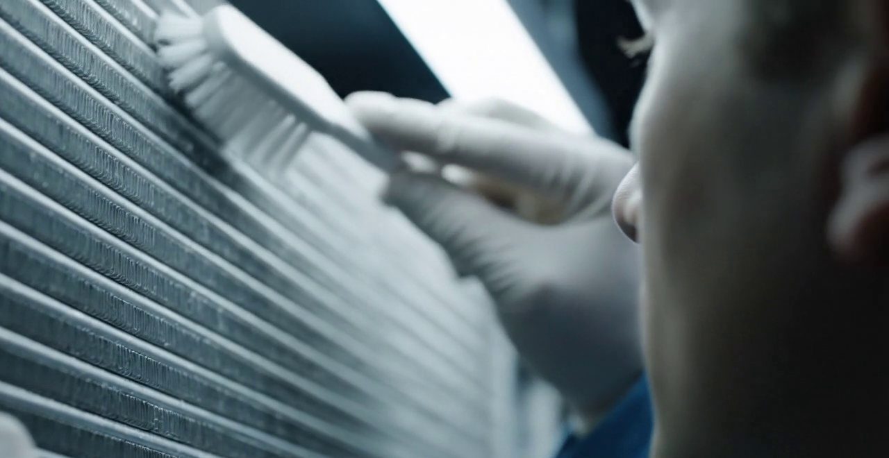 Tecnico che pulisce lo scambiatore di calore della caldaia, Verona e provincia