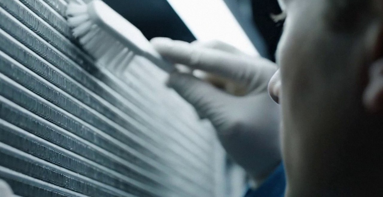 Tecnico che pulisce lo scambiatore di calore della caldaia, Verona e provincia, durante un pronto intervento di una caldaia Ariston a Zevio