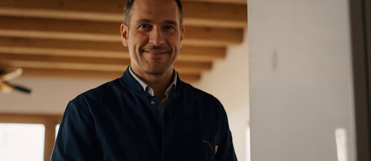 Tecnico sorridente in una casa dopo un intervento, durante il lavaggio chimico dell'impianto di una caldaia Bosch a Soave