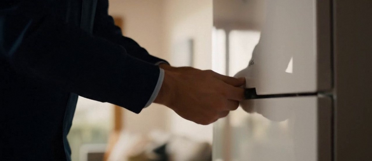 Lavaggio chimico impianto di riscaldamento a Borgo Venezia Tecnico che apre il pannello frontale di una caldaia a parete, durante il lavaggio chimico dell'impianto di una caldaia Baltur a Borgo Venezia