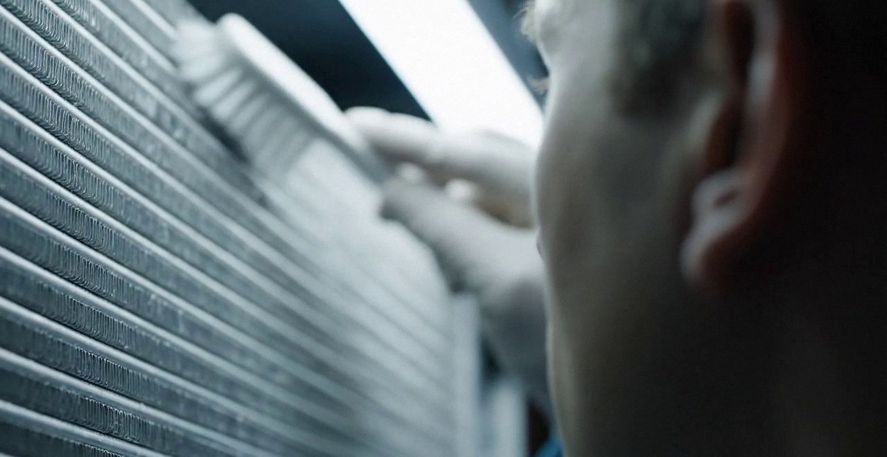 Manutenzione caldaia Baltur a Borgo Trento Tecnico che pulisce lo scambiatore di calore della caldaia, durante la manutenzione di una caldaia Baltur a Borgo Trento