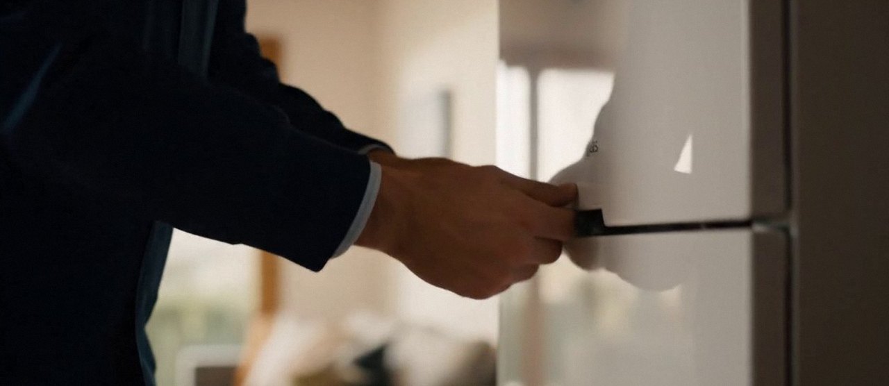Tecnico che apre il pannello frontale di una caldaia a parete, per leggere il codice errore di una caldaia Baxi a Legnago