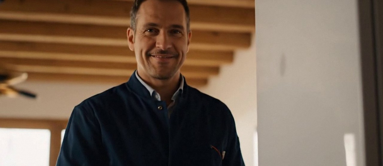 Tecnico sorridente in una casa dopo un intervento, durante il lavaggio chimico dell'impianto di una caldaia Baxi a Sona
