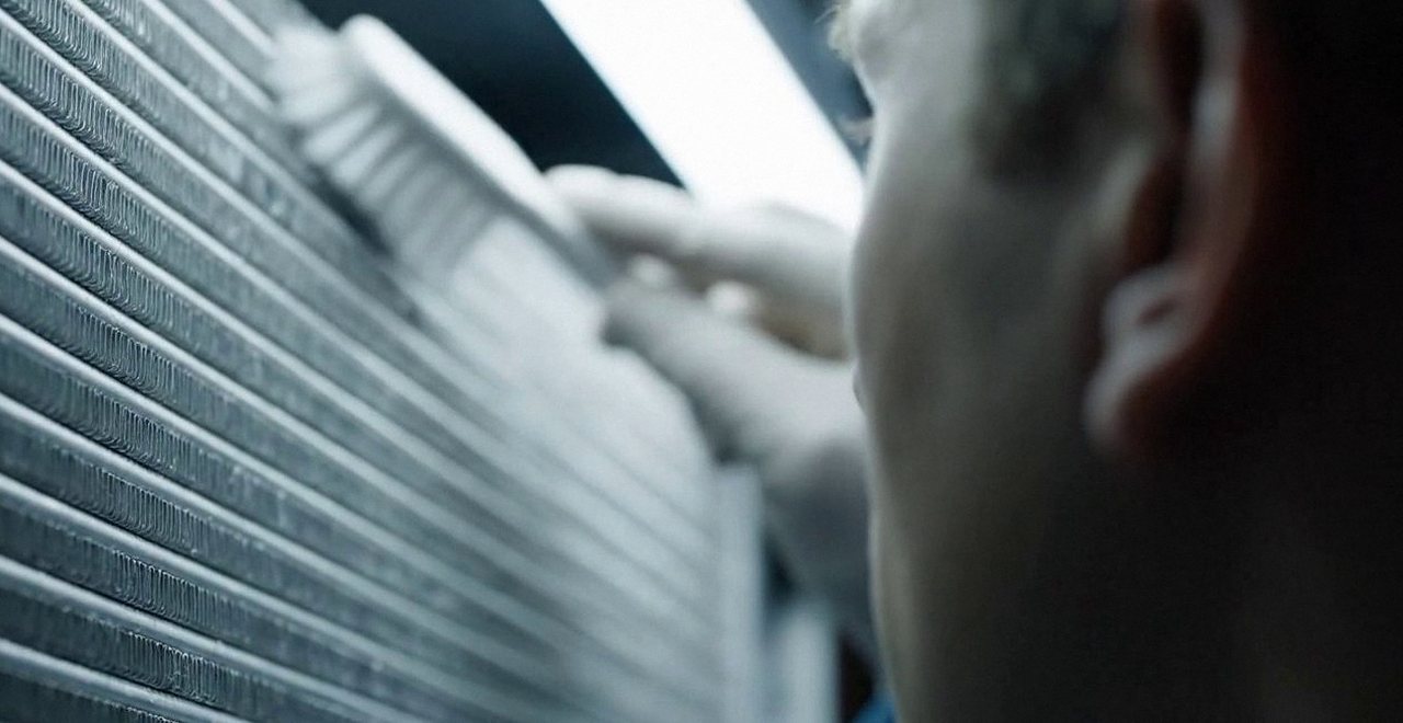 Tecnico che pulisce lo scambiatore di calore della caldaia, Verona e provincia, durante un pronto intervento di una caldaia Baxi a San Pietro in Cariano